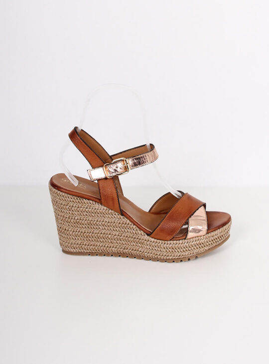 Δερμάτινη Πλατφόρμα Ταμπά Με Λεπτομέρεια Κρακ Στο Λουράκι