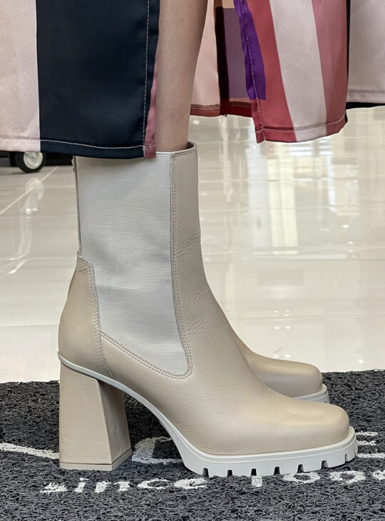 Μπεζ δερμάτινα μποτάκια με τακούνι FARDOULIS SHOES