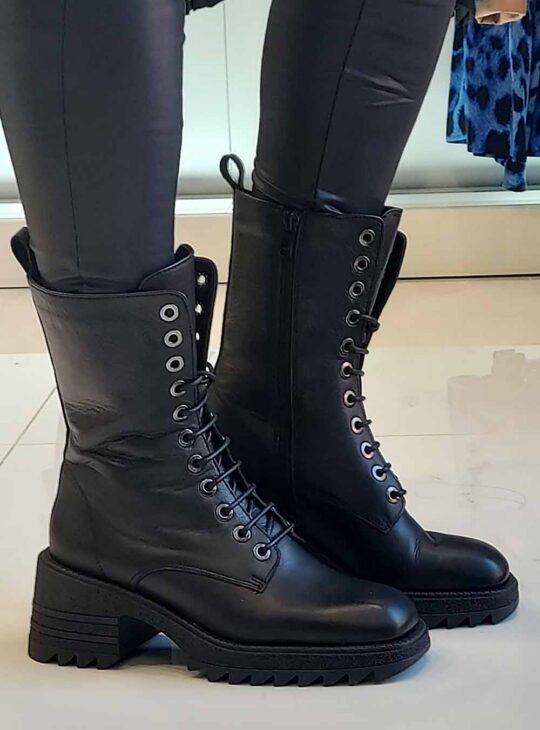 Μαύρα δερμάτινα αρβυλάκια με τρακτερωτή σόλα και καρέ σχέδιο μπροστά με κορδόνι||FARDOULIS SHOES||Μαύρα γυναικεία μποτάκια||