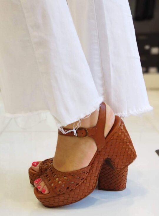 CARMELA ΔΕΡΜΑΤΙΝΑ ΠΕΔΙΛΑ ΜΕ ΑΝΕΤΟ ΤΑΚΟΥΝΙ ΣΕ CAMEL ΧΡΩΜΑ||ΓΥΝΑΙΚΕΙΑ ΔΕΡΜΑΤΙΝΑ ΠΕΔΙΛΑ CARMELA SHOES||ΝΕΕΣ ΠΑΡΑΛΑΒΕΣ||