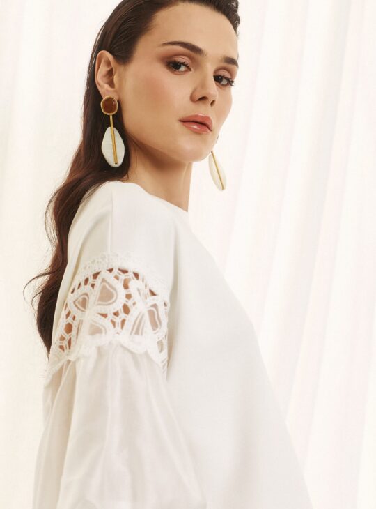 ΚΟΝΤΟΜΑΝΙΚΗ ΜΠΛΟΥΖΑ ΕΚΡΟΥ ΜΕ ΔΑΝΤΕΛΑ STA MANIKIA FIGARO FASHION