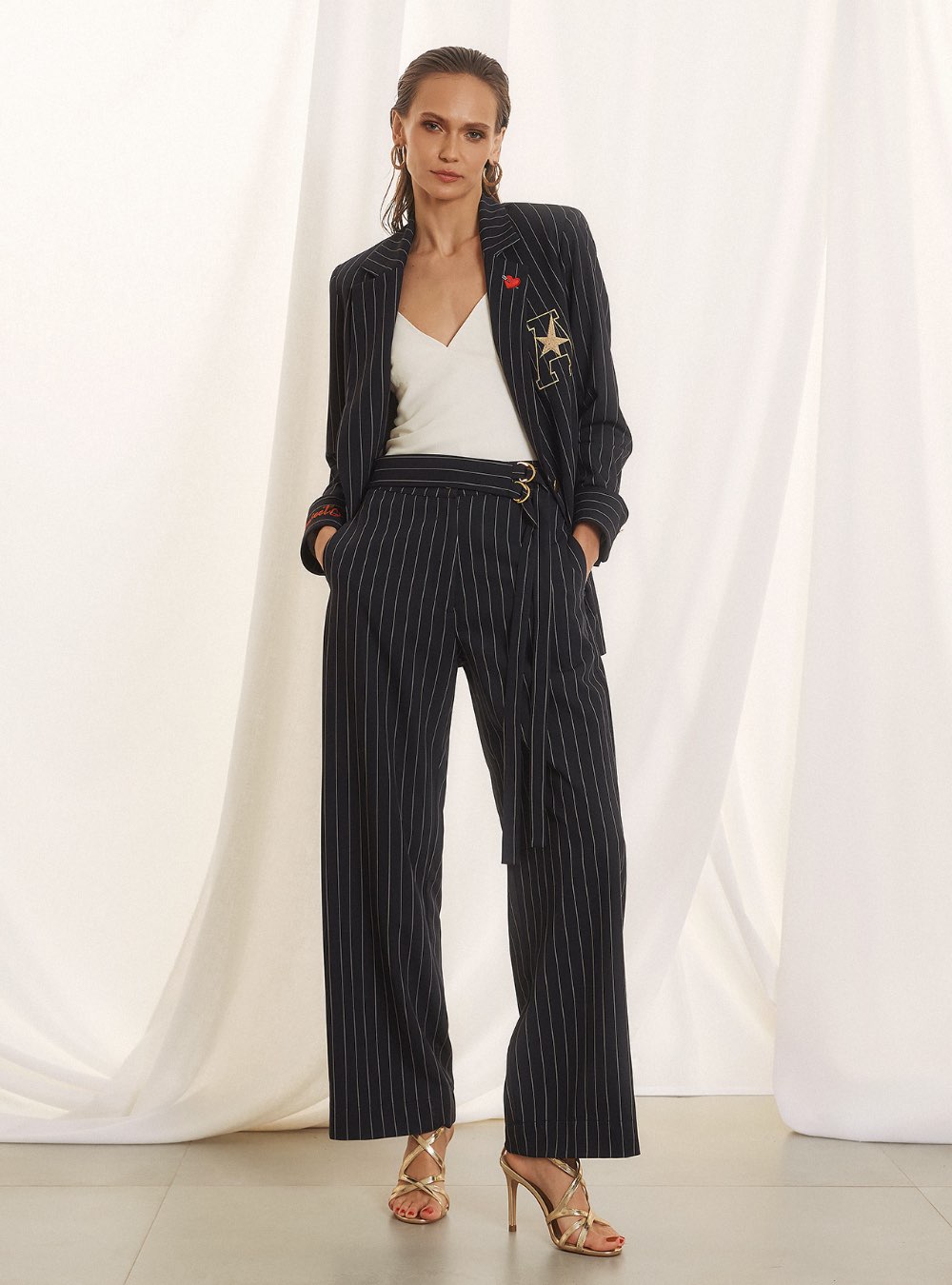 Γυναικείο ψηλόμεσο παντελόνι με ρίγες και πλαϊνές τσέπες FIGARO FASHION. Διαθέτει ζώνη ίδιου υφάσματος με διπλή αγκράφα