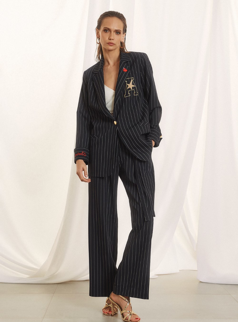 Γυναικείο ψηλόμεσο παντελόνι με ρίγες και πλαϊνές τσέπες FIGARO FASHION. Διαθέτει ζώνη ίδιου υφάσματος με διπλή αγκράφα