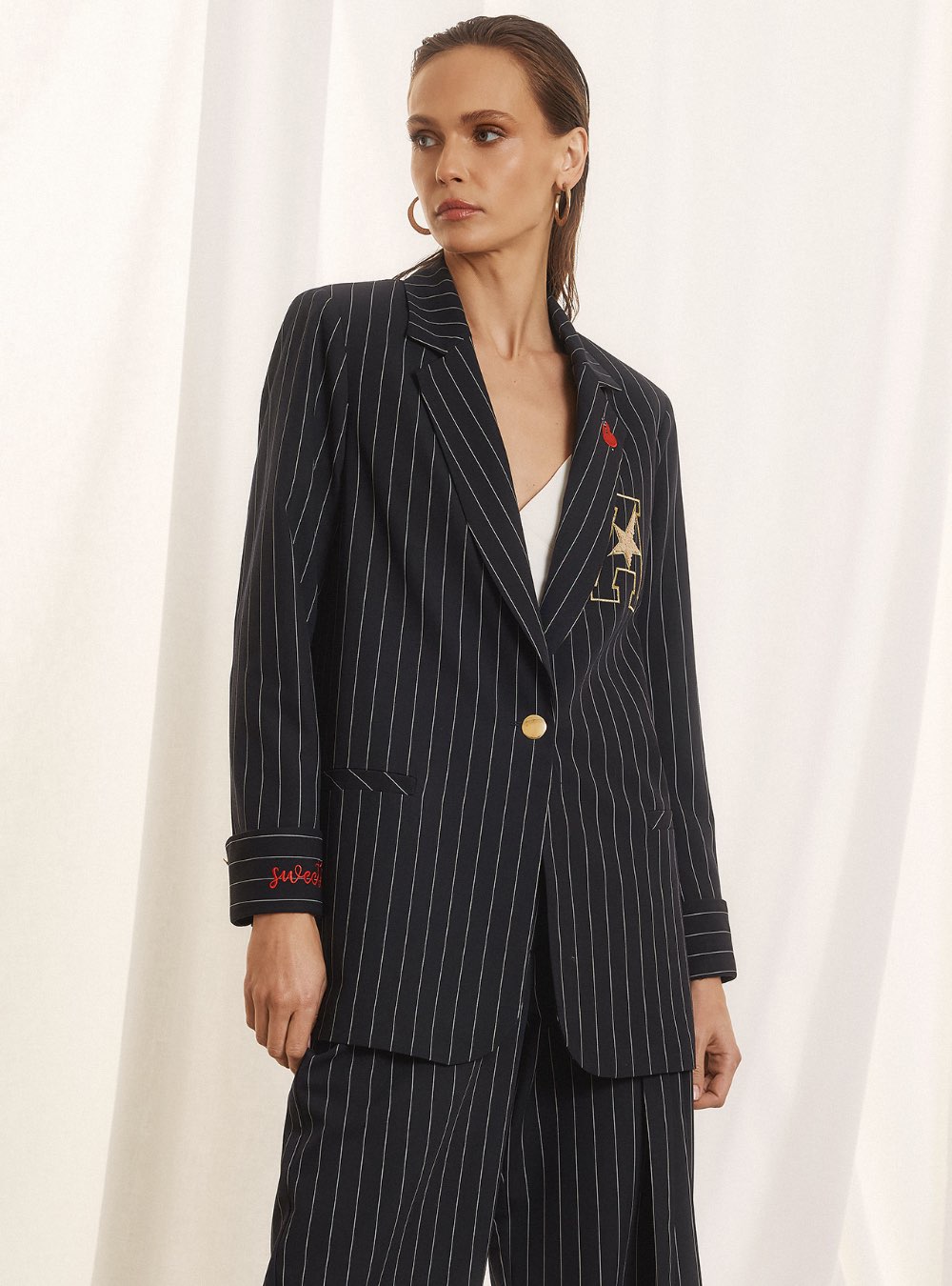 Γυναικείο σακάκι ριγέ με patch και embroidery μπροστά και πίσω στην πλάτη FIGARO FASHION