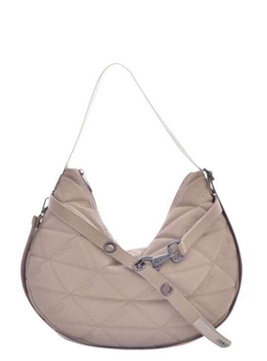 Γυναικεία τσάντα ώμου FRNC 4170 gondola style Εξωτερικό υλικό από αδιάβροχο ύφασμα Καπιτονέ σχεδιασμός με ανάγλυφο λογότυπο FRNC Κεντρική θήκη με κλείσιμο φερμουάρ Ρυθμιζόμενος υφασμάτινος ιμάντας για μεταφορά στον ώμο Διακοσμητικές μεταλλικές λεπτομέρειες στο μπροστινό μέρος Μαλακή κατασκευή που προσαρμόζεται άνετα στο σώμα Διαστάσεις : Ύψος 30 cm Πλάτος 10 cm Μήκος 26 cm