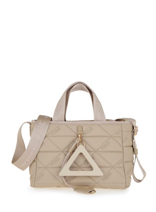 Γυναικεία τσάντα κατασκευασμένο από αδιάβροχο ύφασμα με τρίγωνο Charm μπροστά(αποσπώμενο) και ρυθμιζόμενο ιμάντα με το λογότυπο της εταιρείας FRNC 4181 σε μπεζ χρώμα. ΥΨΟΣ:26cm ΠΛΑΤΟΣ:29cm.