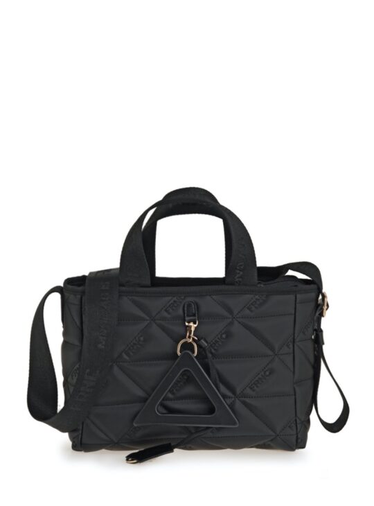 Γυναικεία τσάντα κατασκευασμένο από αδιάβροχο ύφασμα με τρίγωνο Charm μπροστά(αποσπώμενο) και ρυθμιζόμενο ιμάντα με το λογότυπο της εταιρείας FRNC 4181 σε μαύρο χρώμα. ΥΨΟΣ:26cm ΠΛΑΤΟΣ:29cm.