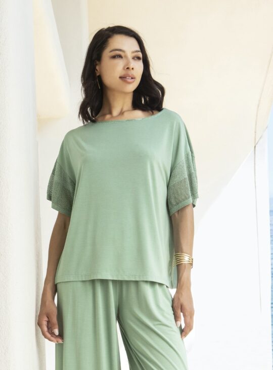 Γυναικεία κοντομάνικη μπλούζα με διάτρητα μανίκια κατασκευασμένη από ανάλαφρο ύφασμα AGGEL KNITEWEAR Χρώμα:ALOE 55%RAYON-37%POLYESTER-8%SPANDEX