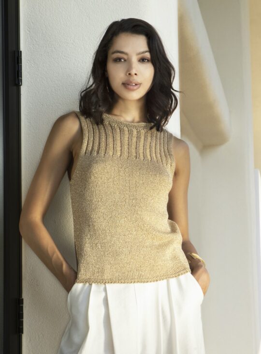 Γυναικεία μπλούζα με διάτρητες λεπτομέρειες σε άκρως καλοκαιρινό μεταλλικό χρώμα TAN GOLD AGGEL KNITWEAR. Διαθέτει χρυσή λεπτομέρεια μπροστά Σύνθεση:80%VISCOSE-11%POLYAMIDE-9%METTALIC