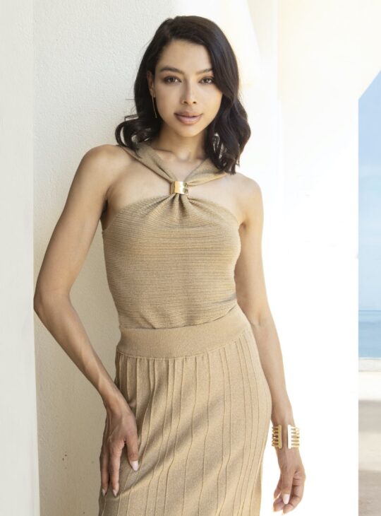 Γυναικεία μπλούζα η οποία δένει στο λαιμό και γίνεται πίσω φαρδιά τιράντα σε άκρως καλοκαιρινό μεταλλικό χρώμα TAN GOLD AGGEL KNITWEAR.