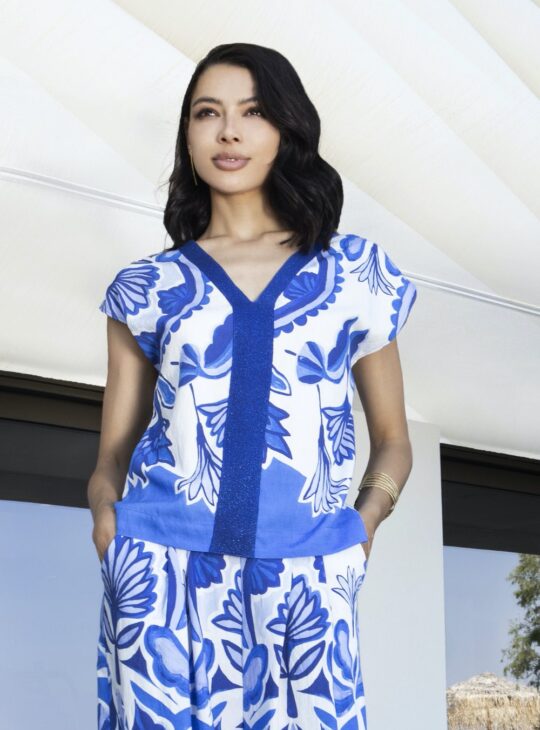 Γυναικεία μπλούζα αμάνικη με τέλειο συνδυασμό χρωμάτων μπλε-λευκό και λεπτομέρειες με μεταλλική κλωστή AGGEL KNITWEAR.