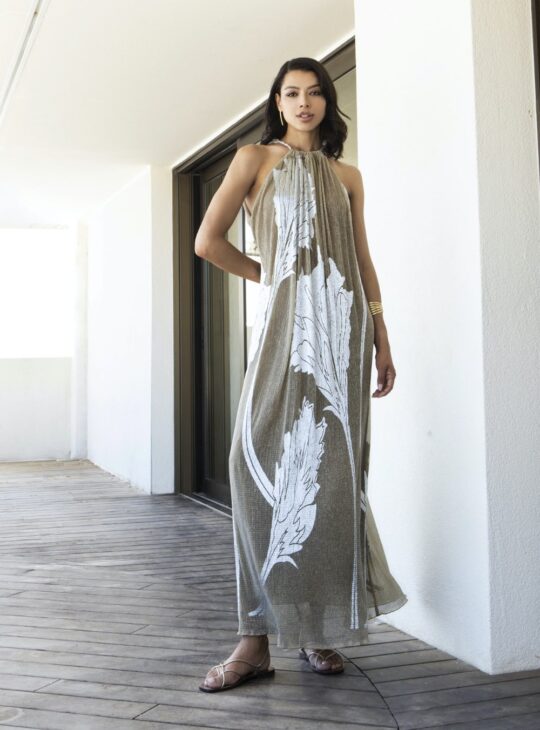 Maxi Φόρεμα που δένει στο λαιμό με σχοινί και διαθέτει τέλειο λοξό άνοιγμα(back cut out) στην πλάτη AGGEL KNITWEAR. BEIGE GOLD Σύνθεση:57% POLYESTER -43%METALLIC