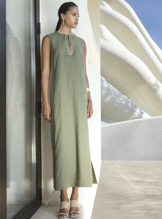 Μακρύ φόρεμα κατασκευασμένο από ανάλαφρο ύφασμα ,με κέντημα και V λαιμόκοψη AGGEL KNITWEAR.