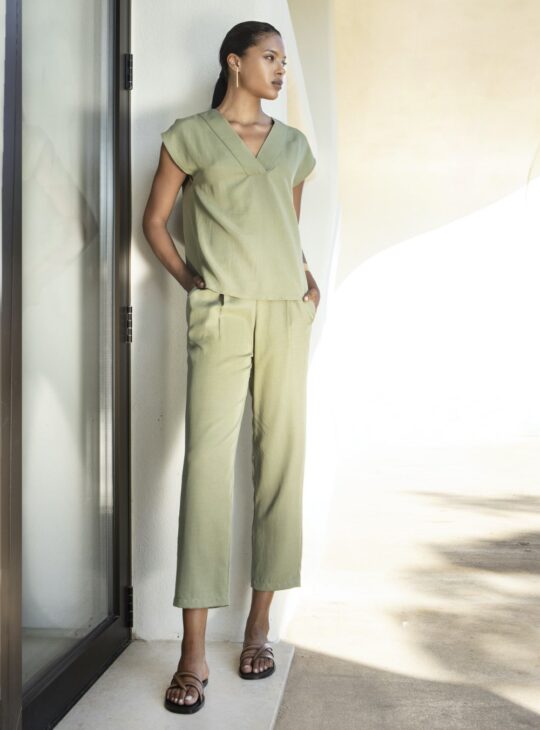 Γυναικείο παντελόνι cropped με λάστιχο στη μέση σε τέλειο φυστικί χρώμα AGGEL KNITWEAR. Ανάλαφρο και ΄δροσερό΄ ύφασμα. Σύνθεση:100% TENCEL.