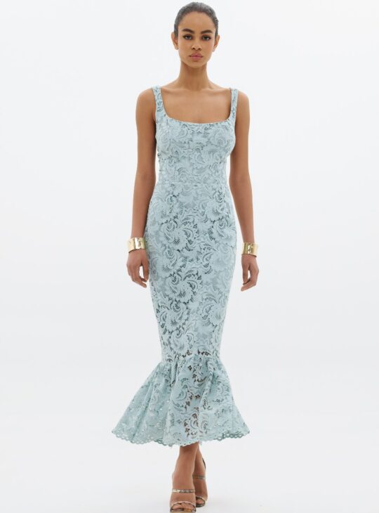 Μάξι αμάνικο φόρεμα κατασκευασμένο από δαντέλα υψηλής ποιότητας,εφασμόστο και βολάν στο τελείωμα τύπου 'γοργονέ'ANNA SAMOUKA RAISA DRESS. Τετράγωνη λαιμόκοψη. Διαθέτει εσωτερική φόδρα.