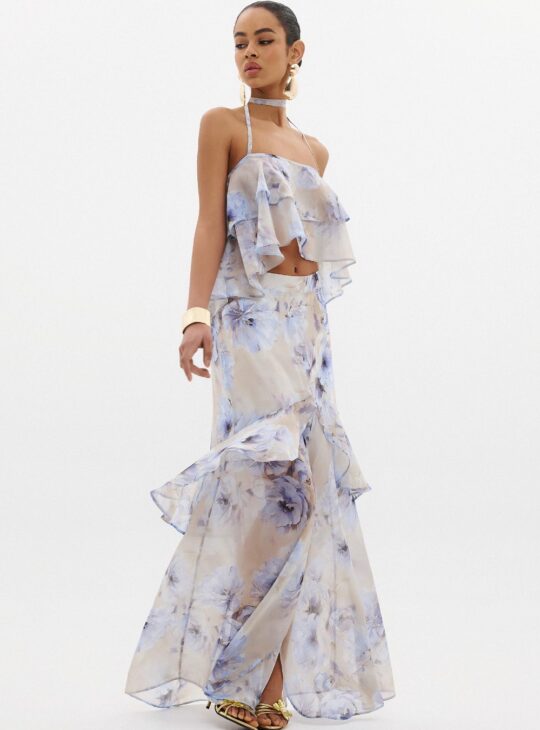 Φούστα κατασκευασμένη από λεπτό ύφασμα σιφόν με απαλό, διαφανές φινίρισμα. Διαθέτει λεπτομέρειες με βολάν για κίνηση Μάξι ασύμμετρο μήκος. Ψηλόμεση και ελαστική εφαρμογή Διαθέτει σκίσιμο μπροστά Διαθέτει φόδρα Κλείσιμο με φερμουάρ Τύπωμα με την υπογραφή της Άννας Σαμούκα Κατασκευασμένο στην Ελλάδα