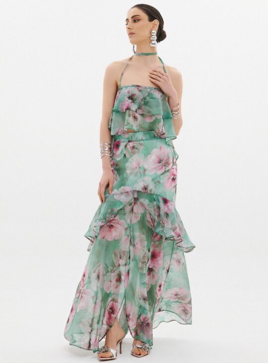 Φούστα κατασκευασμένη από λεπτό ύφασμα σιφόν με απαλό, διαφανές φινίρισμα. Διαθέτει λεπτομέρειες με βολάν για κίνηση Μάξι ασύμμετρο μήκος. Ψηλόμεση και ελαστική εφαρμογή Διαθέτει σκίσιμο μπροστά Διαθέτει φόδρα Κλείσιμο με φερμουάρ Τύπωμα με την υπογραφή της Άννας Σαμούκα Κατασκευασμένη στην Ελλάδα