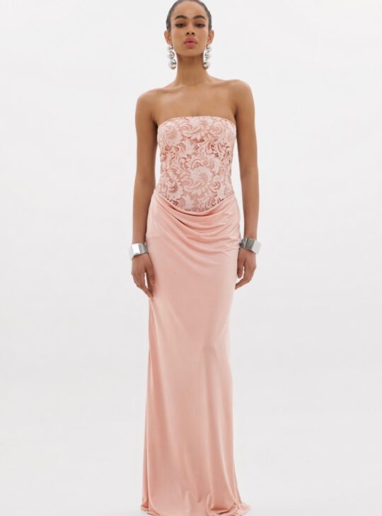 Μακρύ φόρεμα που αγκαλιάζει τη σιλουέτα και ντραπέ ύφασμα στη μέση ANNA SAMOUKA REA DRESS.Διαθέτει δαντέλα.Κλείνει με φερμουάρ στο πίσω μέρος.Κατασκευάζεται εξ ολοκλήρου στην Ελλάδα.Ανακαλύψτε όλη τη νέα μας συλλογή σε γυναικεία ρούχα για Γάμο-Βάπτιση.