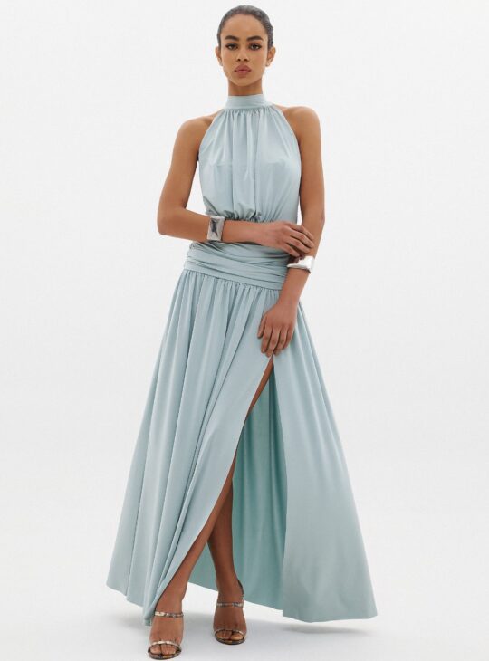 Μακρύ φόρεμα που δένει στο λαιμό ελαφρώς ντραπέ στο ντεκολτέ και υπέροχη ανοιχτή πλάτη ANNA SAMOUKA IVANA DRESS.Κλείσιμο με κρυφό φερμουάρ στο πλάι.Τολμηρό σκίσιμο μπροστά . Σούρες στη μέση με ανάγλυφο εφέ.MADE IN GREECE .Ανακαλύψτε όλη τη νέα μας συλλογή σε γυναικεία ρούχα για γάμο βάπτιση ANNA SAMOUKA.