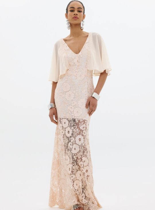 Μάξι φόρεμα κατασκευασμένο από δαντέλα υψηλής ποιότητας με ημιδιάφανα μανίκια που καλύπτουν τα μπράτσα ANNA SAMOUKA KLELIA DRESS. V Λαιμόκοψη Διαθέτει εσωτερική φόδρα.