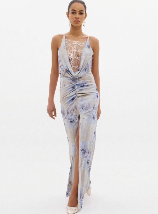 Μακρύ ελαστικό φόρεμα που αγκαλιάζει τη σιλουέτα, με άνοιγμα στο κέντρο σε azure(γαλάζιο) floral χρώμα ANNA SAMOUKA NAOMI DRESS. Διαθέτει δαντέλα στο ντεκολτέ και πέφτει ντραπέ. Κλείνει με φερμουάρ στο πίσω μέρος. Κατασκευάζεται εξ ολοκλήρου στην Ελλάδα