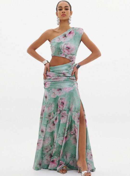 Μακρύ φόρεμα με έναν ώμο και τέλειο πλαϊνό άνοιγμα κατασκευασμένο με lurex ύφασμα για διακριτική λάμψη ANNA SAMOUKA ROMINA SEAFOAM FLORAL DRESS. Κλείσιμο με κρυφό φερμουάρ στο πλάι. Τολμηρό σκίσιμο μπροστά. Σούρες στη μέση με ανάγλυφο εφέ. MADE IN GREECE