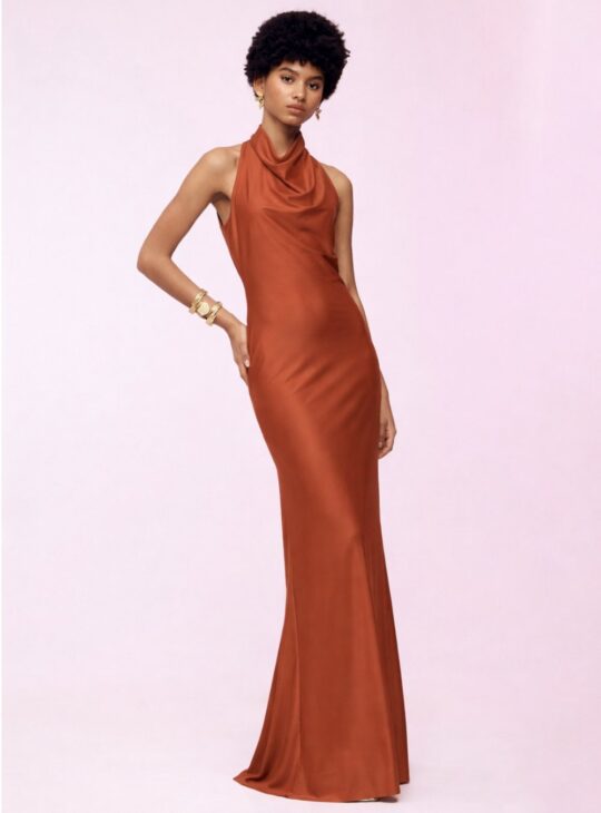 Μακρύ στενό φόρεμα με κλειστό λαιμό, ανοικτή πλάτη και σούρες στο πίσω μέρος. Στενή εφαρμογή-Προτιμήστε το κανονικό σας μέγεθος Πολύ ελαστικό ύφασμα Κατασκευάζεται στην Ελλάδα 83% NYL- 17% EL Ιδανικό για ξεχωριστές εμφανίσεις, βραδινές εμφανίσεις με στυλ, κοκτέιλ πάρτι ή επίσημες περιστάσεις.