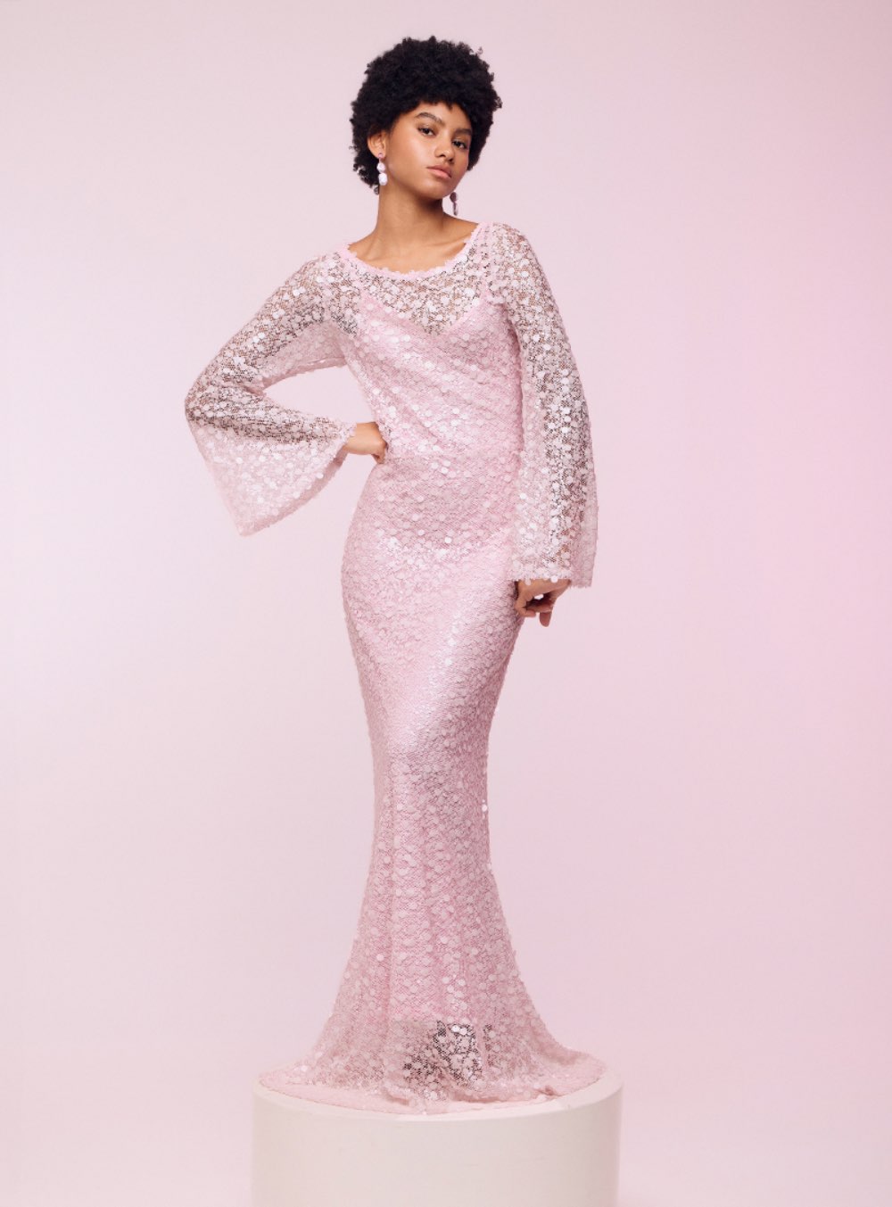 BE YOU Ημιδιάφανο μακρύ φόρεμα με καμπάνα μανίκια από δίχτυ με παγιέτες. Κανονική εφαρμογή Αποσπώμενη μακριά φόδρα Κατασκευάζεται στην Ελλάδα 100%POL Ιδανικό για επίσημες εκδηλώσεις, πάρτι και αστραφτερές εμφανίσεις. Μοντέλο: Ύψος: 1,75 Στήθος: 76 Μέση: 58 Περιφέρεια: 89 Μέγεθος: S