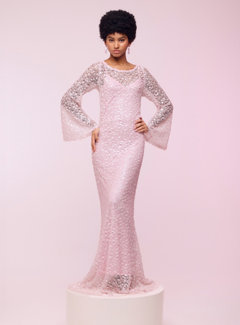 BE YOU Ημιδιάφανο μακρύ φόρεμα με καμπάνα μανίκια από δίχτυ με παγιέτες. Κανονική εφαρμογή Αποσπώμενη μακριά φόδρα Κατασκευάζεται στην Ελλάδα 100%POL Ιδανικό για επίσημες εκδηλώσεις, πάρτι και αστραφτερές εμφανίσεις. Μοντέλο: Ύψος: 1,75 Στήθος: 76 Μέση: 58 Περιφέρεια: 89 Μέγεθος: S