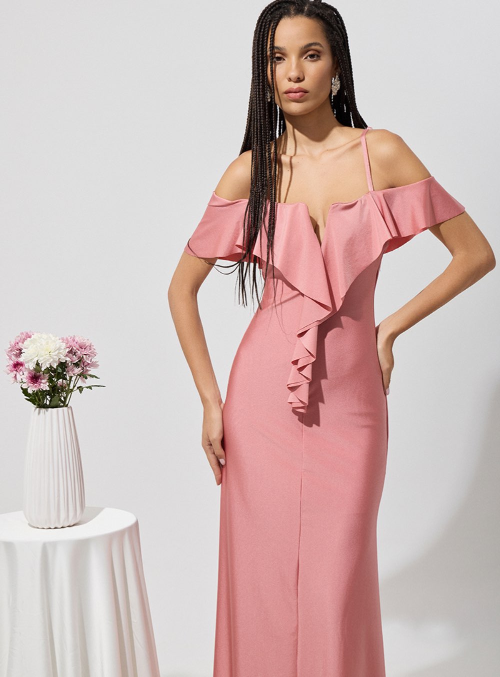 BE YOU Μακρύ στενό φόρεμα με βολάν στο στήθος, λεπτή τιράντα και κρυφό φερμουάρ στο πίσω μέρος. ΓΥΝΑΙΚΕΙΑ ΡΟΥΧΑ ΓΙΑ ΓΑΜΟ ΒΑΠΤΙΣΗ BE YOU