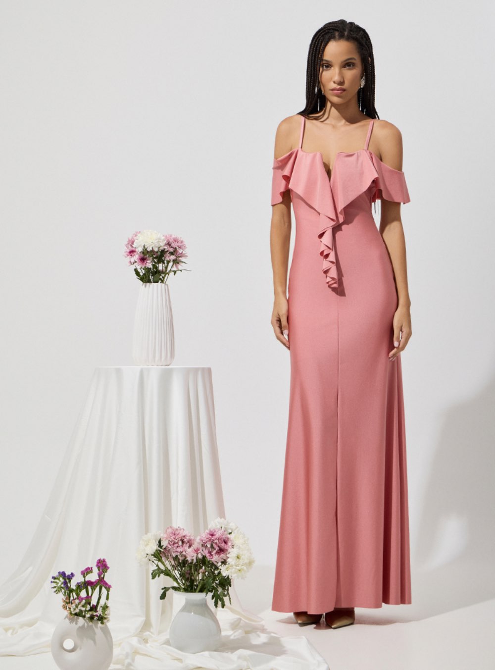 BE YOU Μακρύ στενό φόρεμα με βολάν στο στήθος, λεπτή τιράντα και κρυφό φερμουάρ στο πίσω μέρος. ΓΥΝΑΙΚΕΙΑ ΡΟΥΧΑ ΓΙΑ ΓΑΜΟ ΒΑΠΤΙΣΗ BE YOU