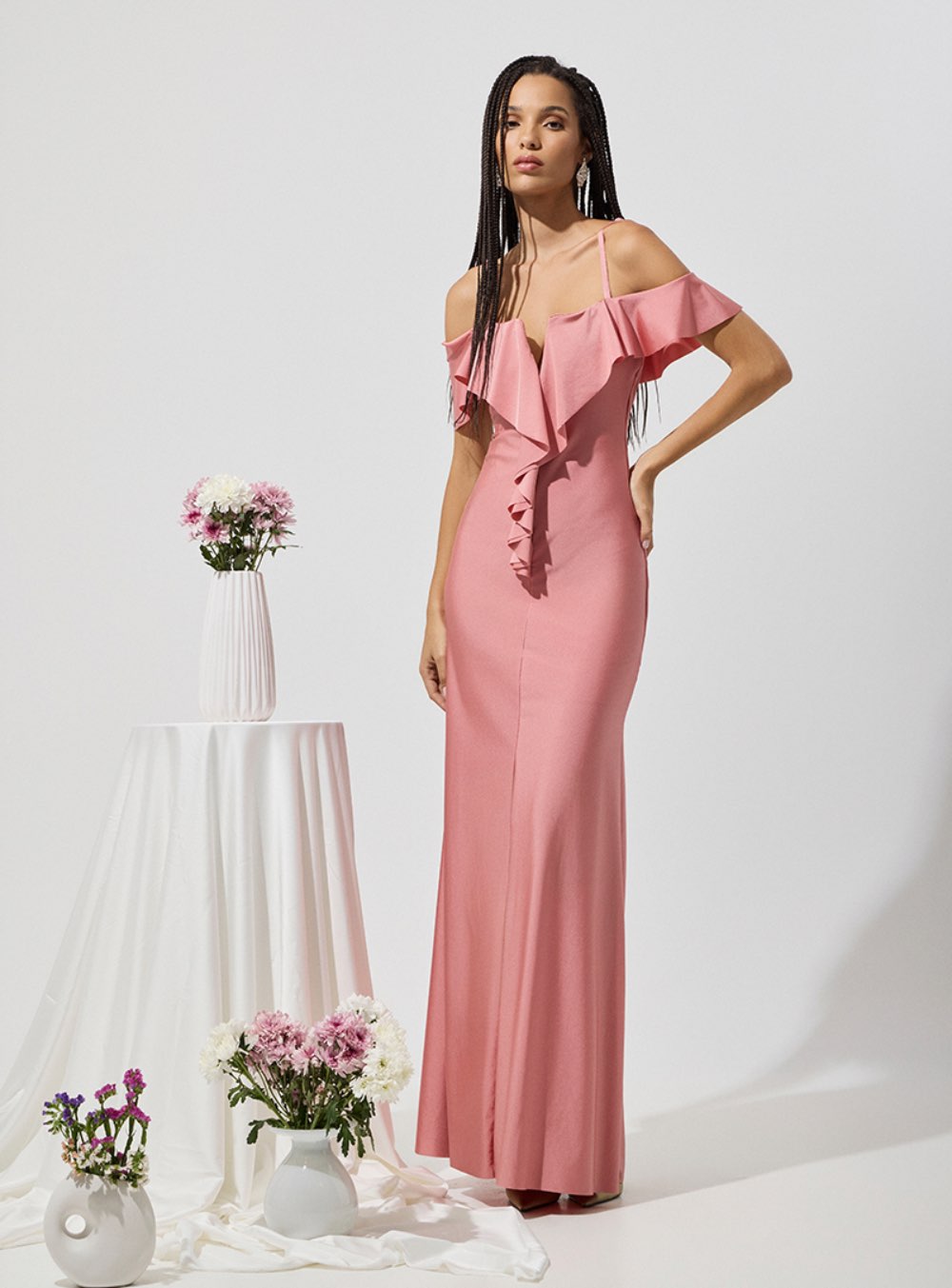 BE YOU Μακρύ στενό φόρεμα με βολάν στο στήθος, λεπτή τιράντα και κρυφό φερμουάρ στο πίσω μέρος. ΓΥΝΑΙΚΕΙΑ ΡΟΥΧΑ ΓΙΑ ΓΑΜΟ ΒΑΠΤΙΣΗ BE YOU