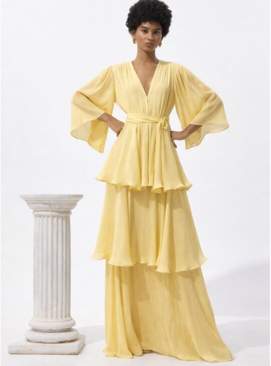 Be You φόρεμα με πολλές στρώσεις βολάν, βαθύ ντεκολτέ, μέση με λάστιχο και ζώνη, 3/4 μανίκια καμπάνα, θα αναδείξει την θηλυκότητά σου με μοναδικό τρόπο.Ανακαλύψτε όλη τη νέα μας συλλογή σε φορέματα και σετ για Γάμο-Βάπτιση BE YOU