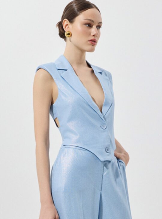 Λινό γιλέκο με γιακά, ανοίγματα στη μέση και κουμπιά.