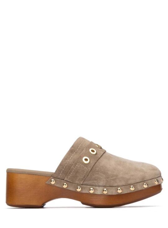 Γυναικεία δερμάτινα σαμπό (Clogs) κατασκευασμένα από υψηλής ποιότητας suede δέρμα με διακοσμητικά τρουκς στο πλάι και τακούνι ύψους 6 εκ. με πλατφόρμα για ακόμα μεγαλύτερη άνεση στο περπάτημα. Διαθέτουν αντιολισθητική σόλα. CARMELA SHOES