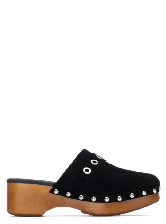 Γυναικεία δερμάτινα σαμπό (Clogs) κατασκευασμένα από υψηλής ποιότητας suede δέρμα με διακοσμητικά τρουκς στο πλάι και τακούνι ύψους 6 εκ. με πλατφόρμα για ακόμα μεγαλύτερη άνεση στο περπάτημα.Διαθέτουν αντιολισθητική σόλα.CARMELA SHOES