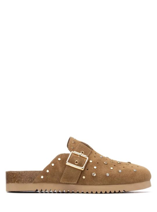 Γυναικεία δερμάτινα σαμπό (Clogs) κατασκευασμένα από υψηλής ποιότητας suede δέρμα με διακοσμητικά τρουκς μπροστά και στο πλάι σε κάμελ χρώμα Διαθέτουν αντιολισθητική σόλα. CARMELA SHOES