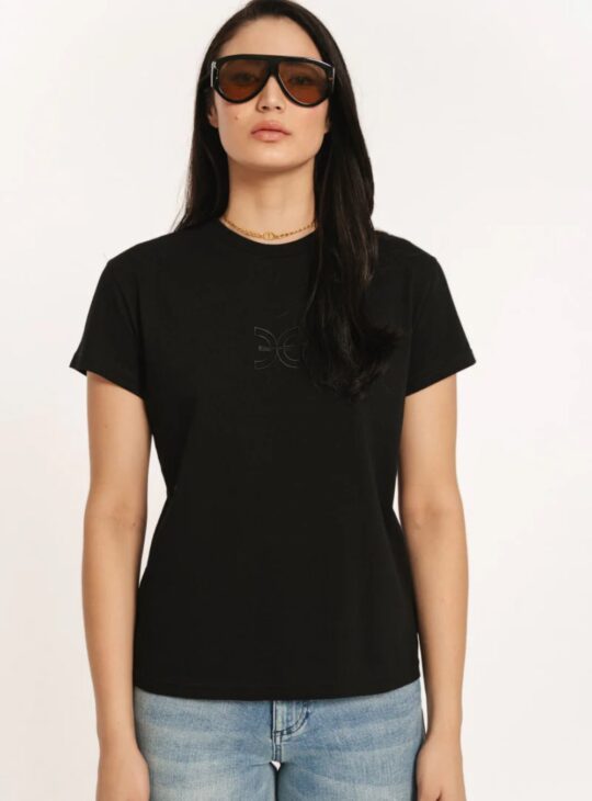 Γυναικείο T-shirt με καθαρό σχεδιασμό, κοντό μανίκι και κλασική στρογγυλή λαιμόκοψη. Κατασκευασμένο από μαλακό ύφασμα για άνεση στην καθημερινή χρήση και minimal αισθητική.