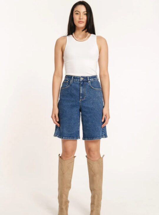 Γυναικεία τζιν ,ψηλόμεση βερμούδα EDWARD JEANS MODENA. Διαθέτει τσέπες μπροστά και πίσω.