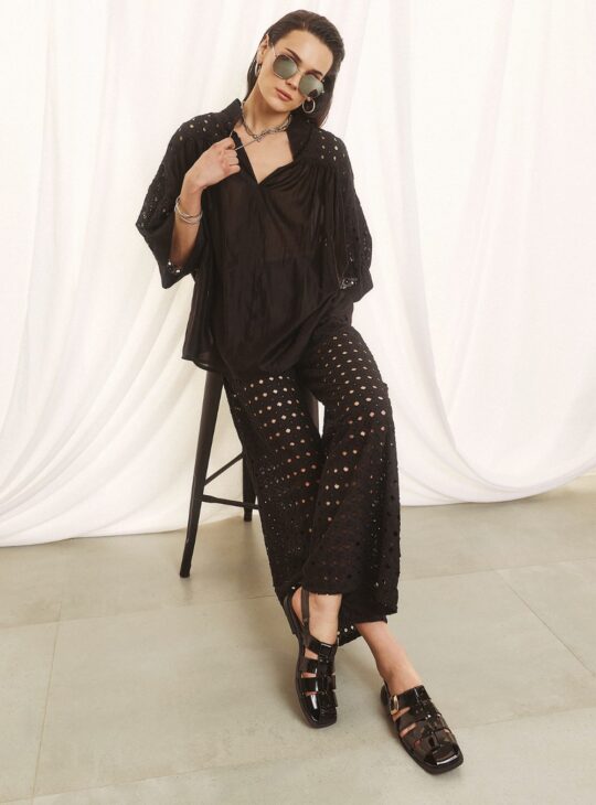 Γυναικεία ημιδιάφανη μπλούζα διάτρητη ,με V λαιμόκοψη και ελαρφώς φουσκωτά μανίκια EIGHTY2 by FIGARO. MADE IN GREECE.||ΓΥΝΑΙΚΕΙΕΣ ΜΑΥΡΕΣ ΜΠΛΟΥΖΕΣ ΚΑΛΟΚΑΙΡΙΝΕΣ