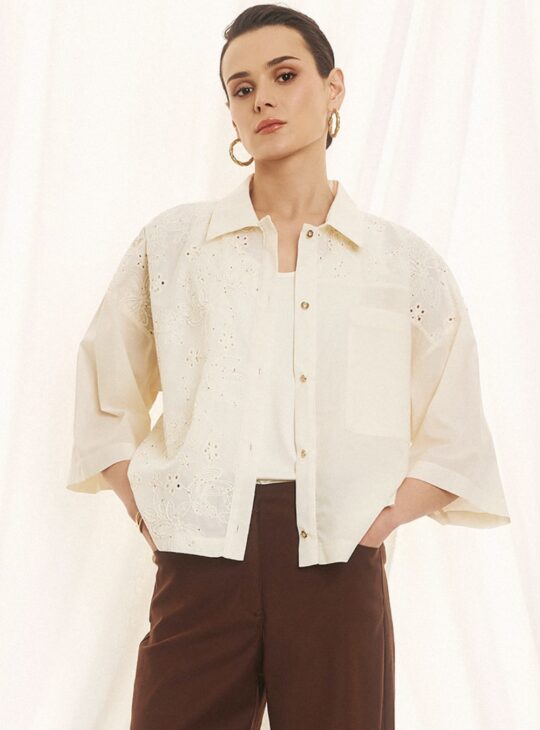 Γυναικείο πουκάμισο κιπούρ με γιακά και χρυσά κουμπιά FIGARO FASHION Διαθέτει τσέπη μπροστά. MADE IN GREECE