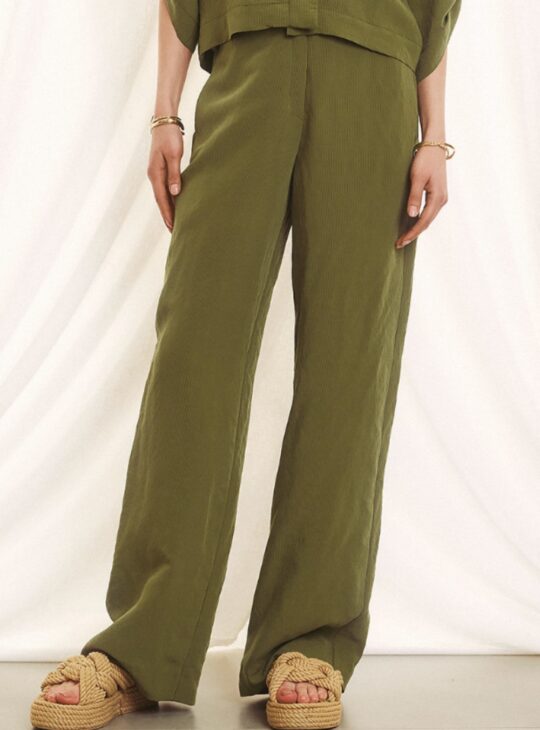 Γυναικείο υφασμάτινο παντελόνι με ανάγλυφη υφή τύπου ribbed σε υπέροχο λαδί χρώμα FIGARO FASHION.