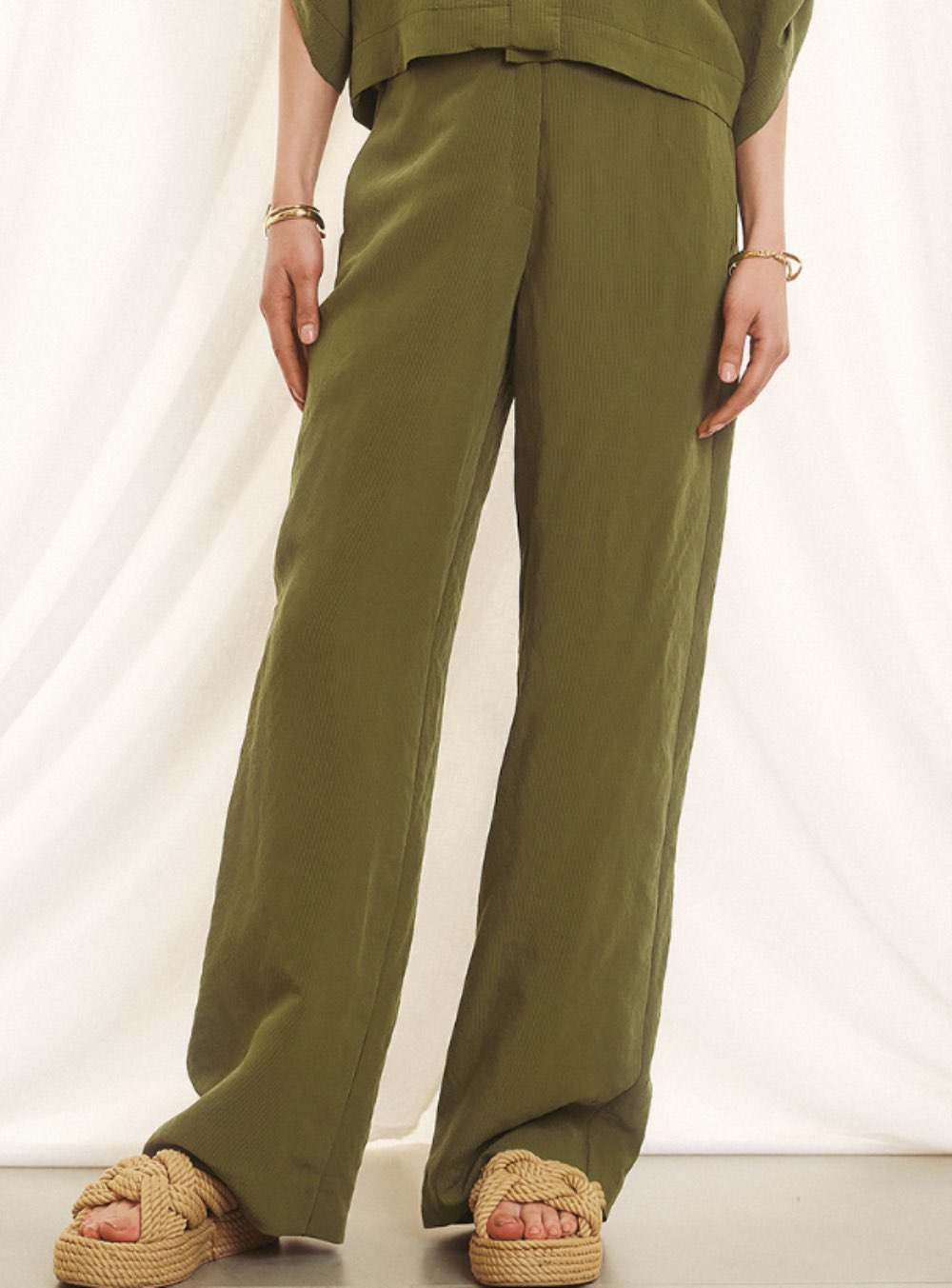 Γυναικείο υφασμάτινο παντελόνι με ανάγλυφη υφή τύπου ribbed σε υπέροχο λαδί χρώμα FIGARO FASHION.