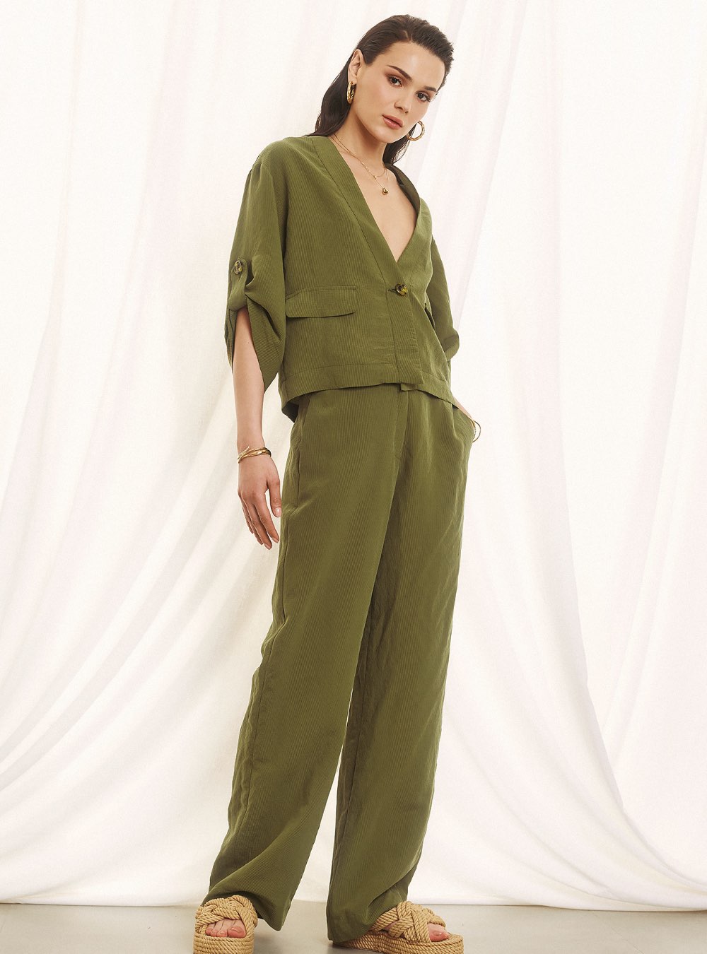 Γυναικείο υφασμάτινο παντελόνι με ανάγλυφη υφή τύπου ribbed σε υπέροχο λαδί χρώμα FIGARO FASHION.