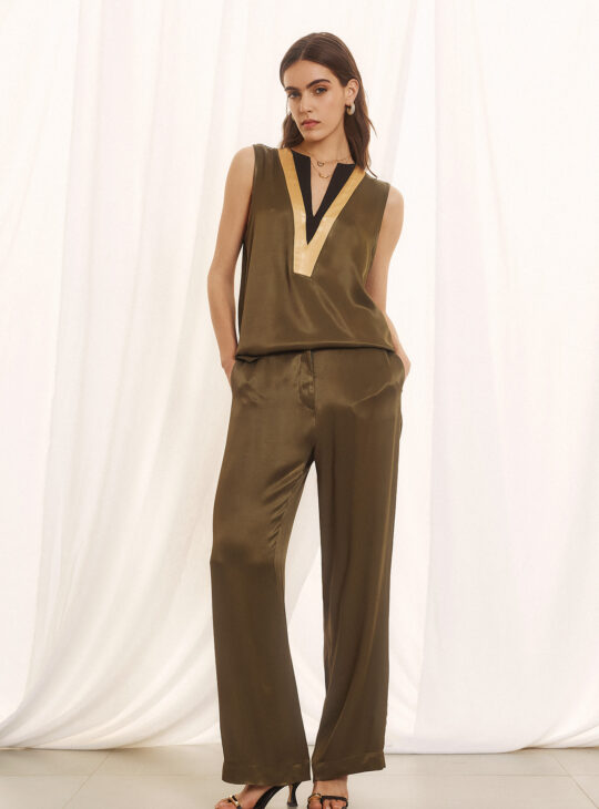 Γυναικείο παντελόνι με απαλή σατινέ υφή FIGARO FASHION. Κλείσιμο με φερμουάρ και κουμπί Διαθέτει πλαϊνές τσέπες. FIGARO-261-617OLIVE