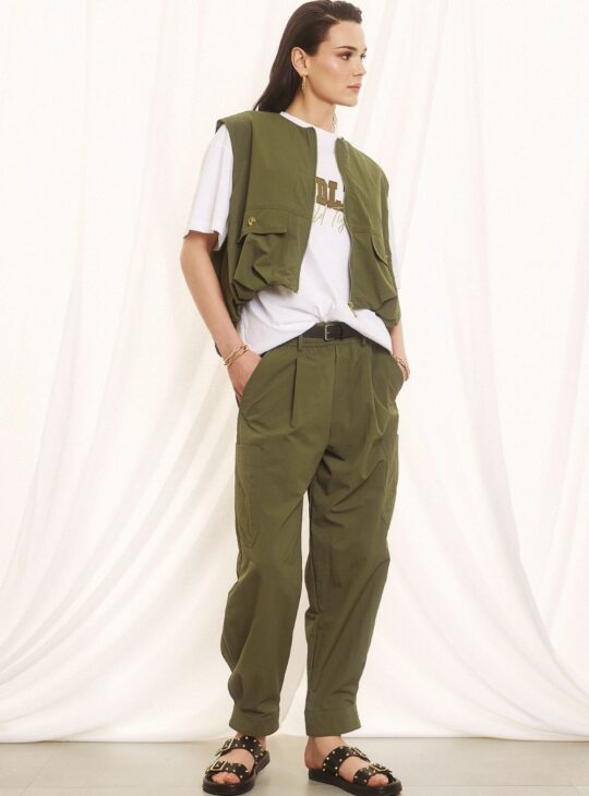 Γυναικείο παντελόνι κατασκευασμένο από ανάλαφρο λαδί ύφασμα FIGARO FASHION Στενό στο τελείωμα(Barrel εφαρμογή) Διαθέτει πλαϊνές τσέπες.