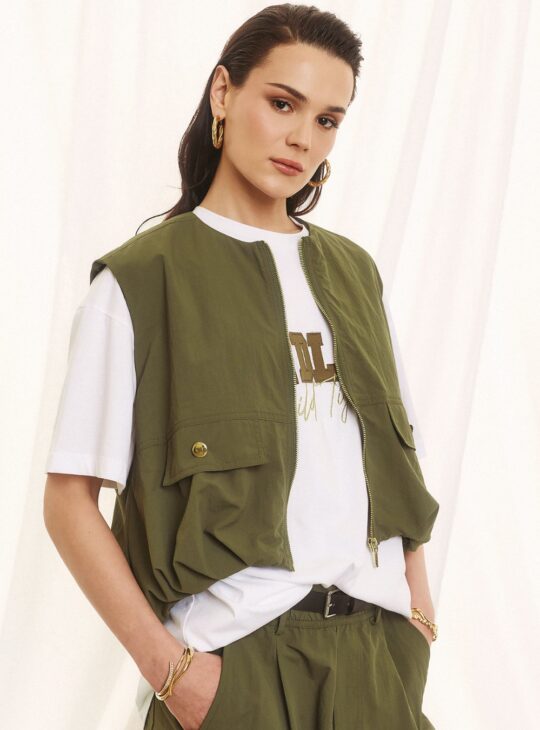 Γυναικείο γιλέκο με λάστιχο στο τελείωμα χρυσά κουμπιά και κλείσιμο με χρυσό φερμουάρ FIGARO FASHION.