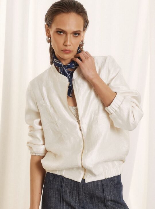 Γυναικείο bomber jacket με χρυσό φερμουάρ και ανάγλυφη φλοραλ υφή σε εκρού μεταλλιζέ χρώμα FIGARO FASHION. MADE IN GREECE