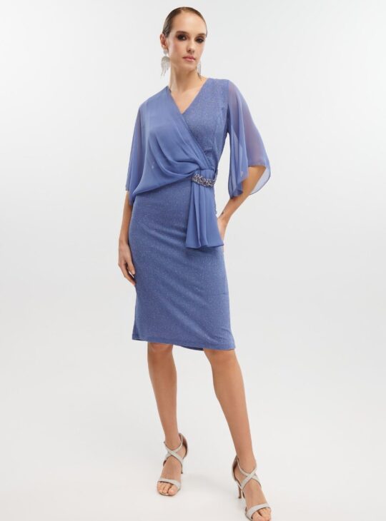 Μίντι φόρεμα κατασκευασμένο από ύφασμα lurex, με λάμψεις μ, σε indigo χρώμα FOR YOU. Διαθέτει μανίκια μουσελίνας και διακόσμηση από στρας στη μέση. Κλείνει στην πλάτη με φερμουάρ.