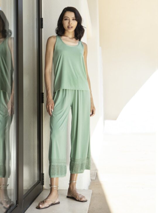 Γυναικεία παντελόνα Cropped κατασκευασμένη από ανάλαφρο ύφασμα, με διάτρητη λεπτομέρεια στο τελείωμα AGGEL KNITWEAR.